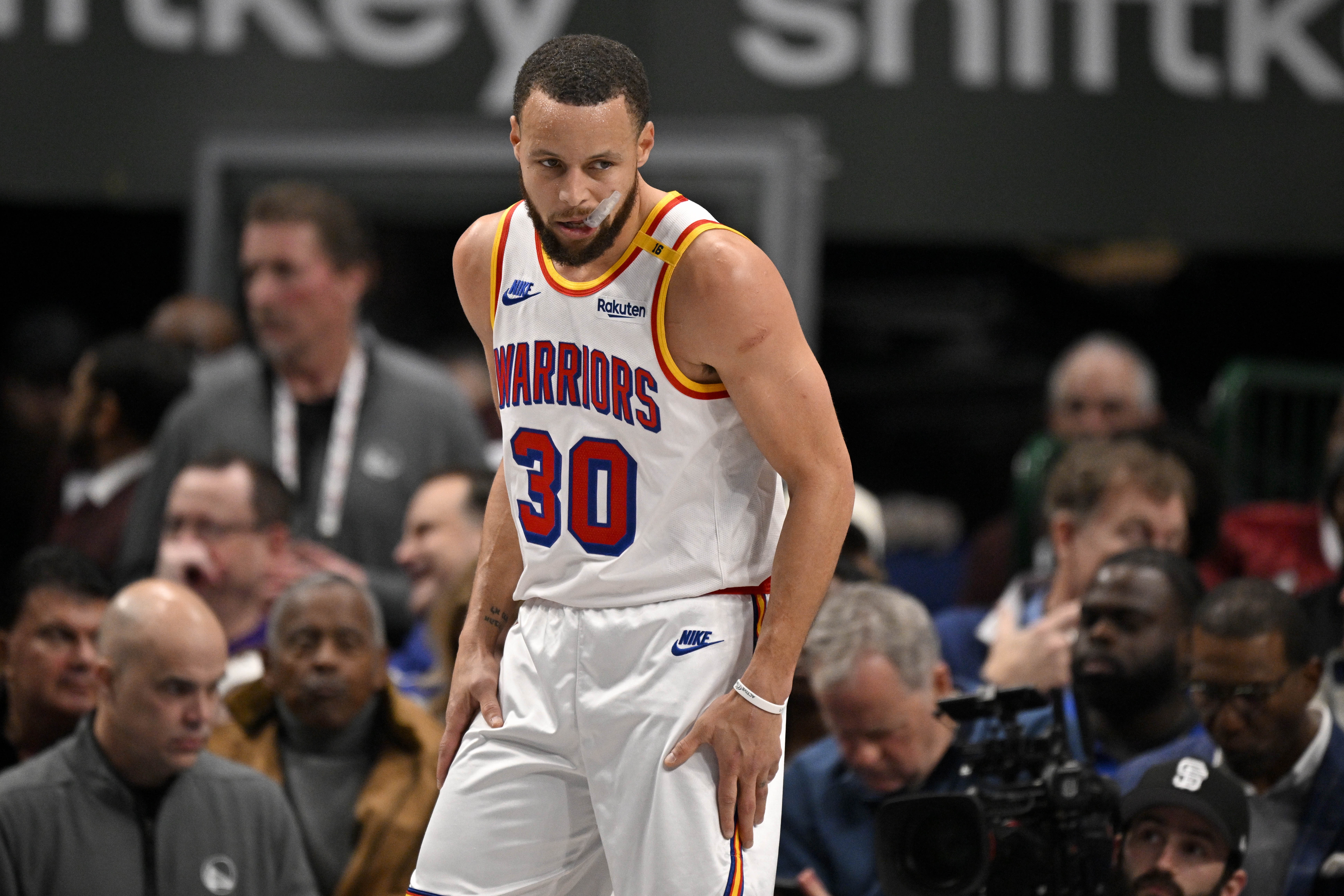 库里连续十场比赛得分超过出色防守，老鹰不断突破！再创辉煌时刻