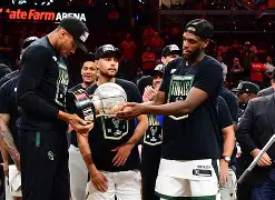 Rookie在雄鹿比赛中出色防守，晋级下一阶段引发热议！赢得满堂喝彩(rookie最新官方消息)